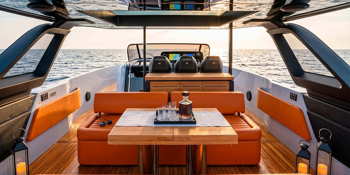 Аренда Cranchi A46 Luxury Tender на Сардинии - диван и лежаки на носу - диваны и стол в кокпите